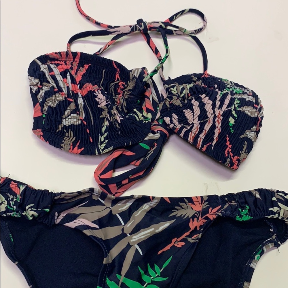 Bikini Set - Picture 2 of 3